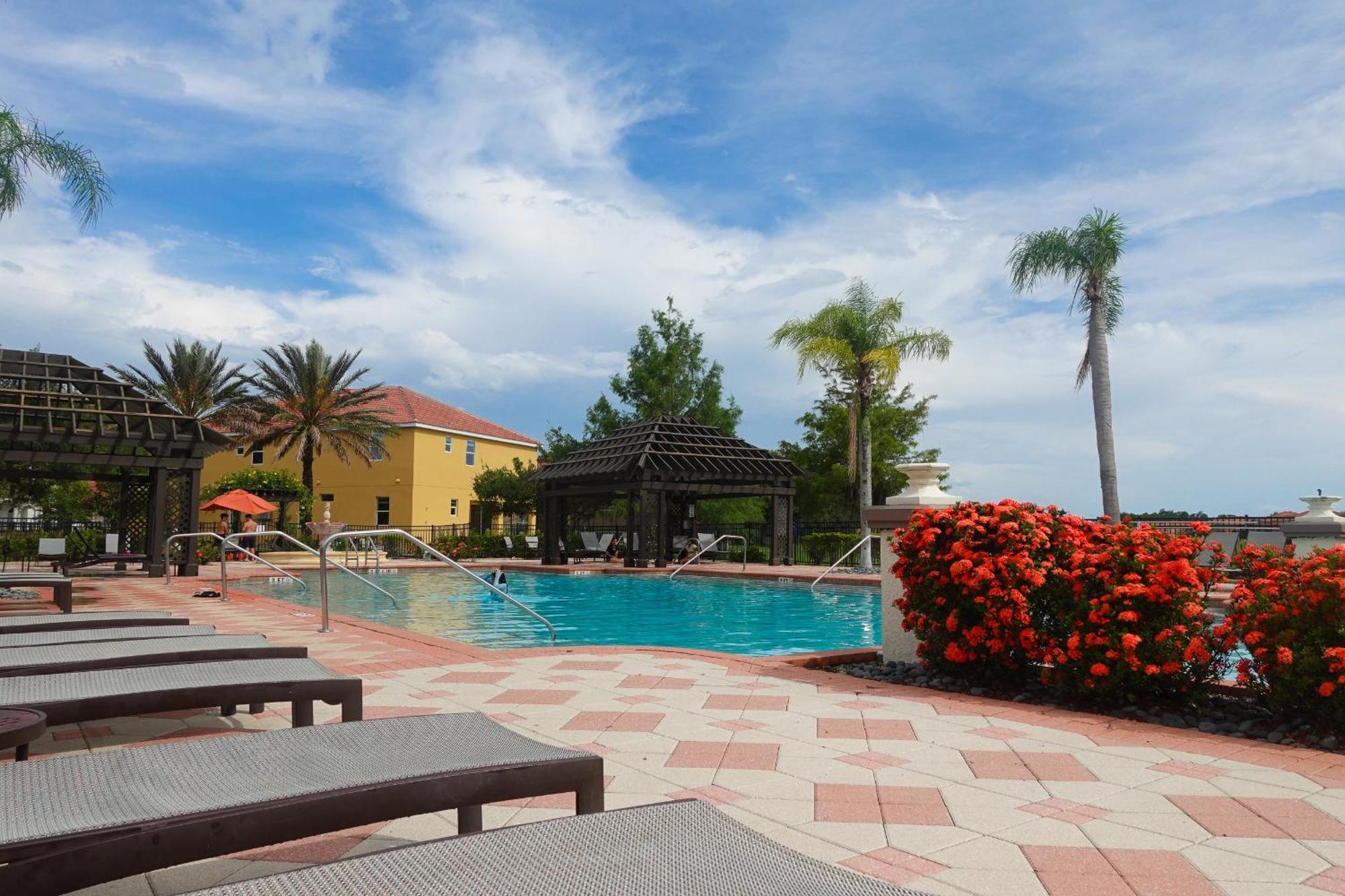 Waterfront Brand New Modern Luxury 8 Bedroom Pool House! Sleeps 16 Villa Kissimmee