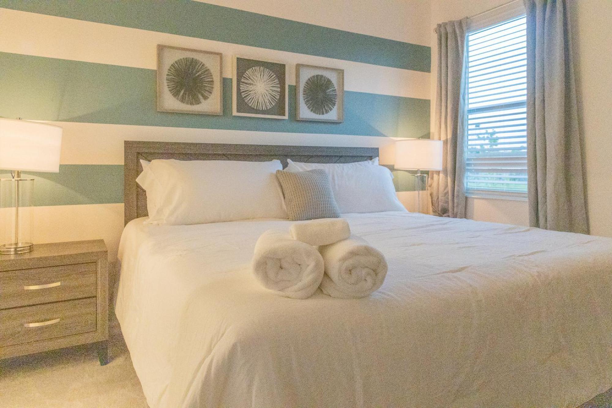 Villa Waterfront Brand New Modern Luxury 8 Bedroom Pool House! Sleeps 16 *