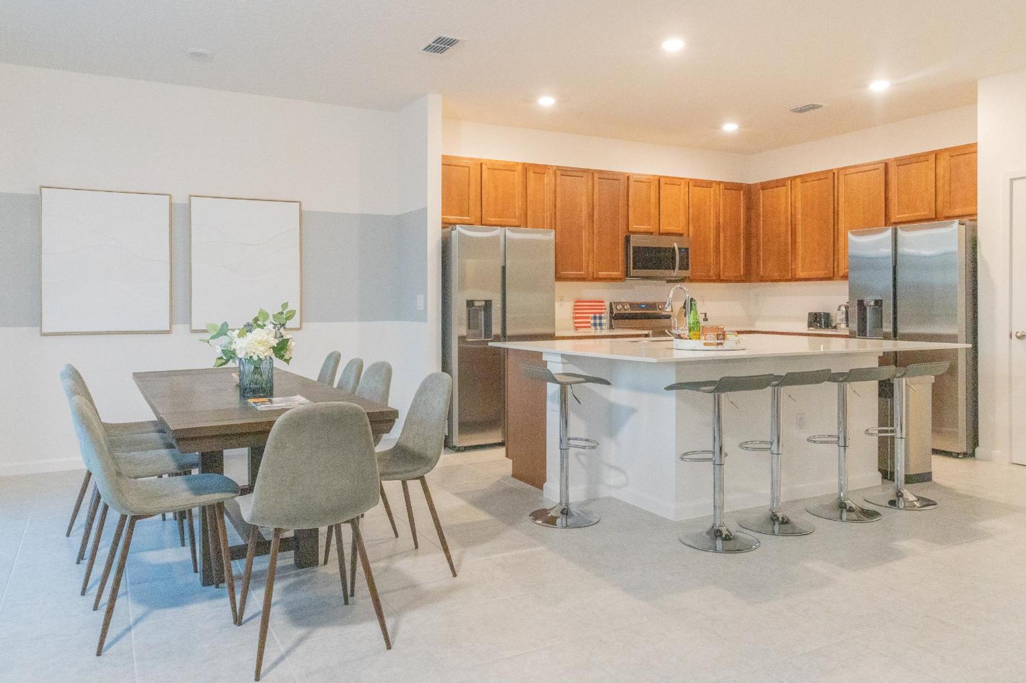 Waterfront Brand New Modern Luxury 8 Bedroom Pool House! Sleeps 16 Kissimmee