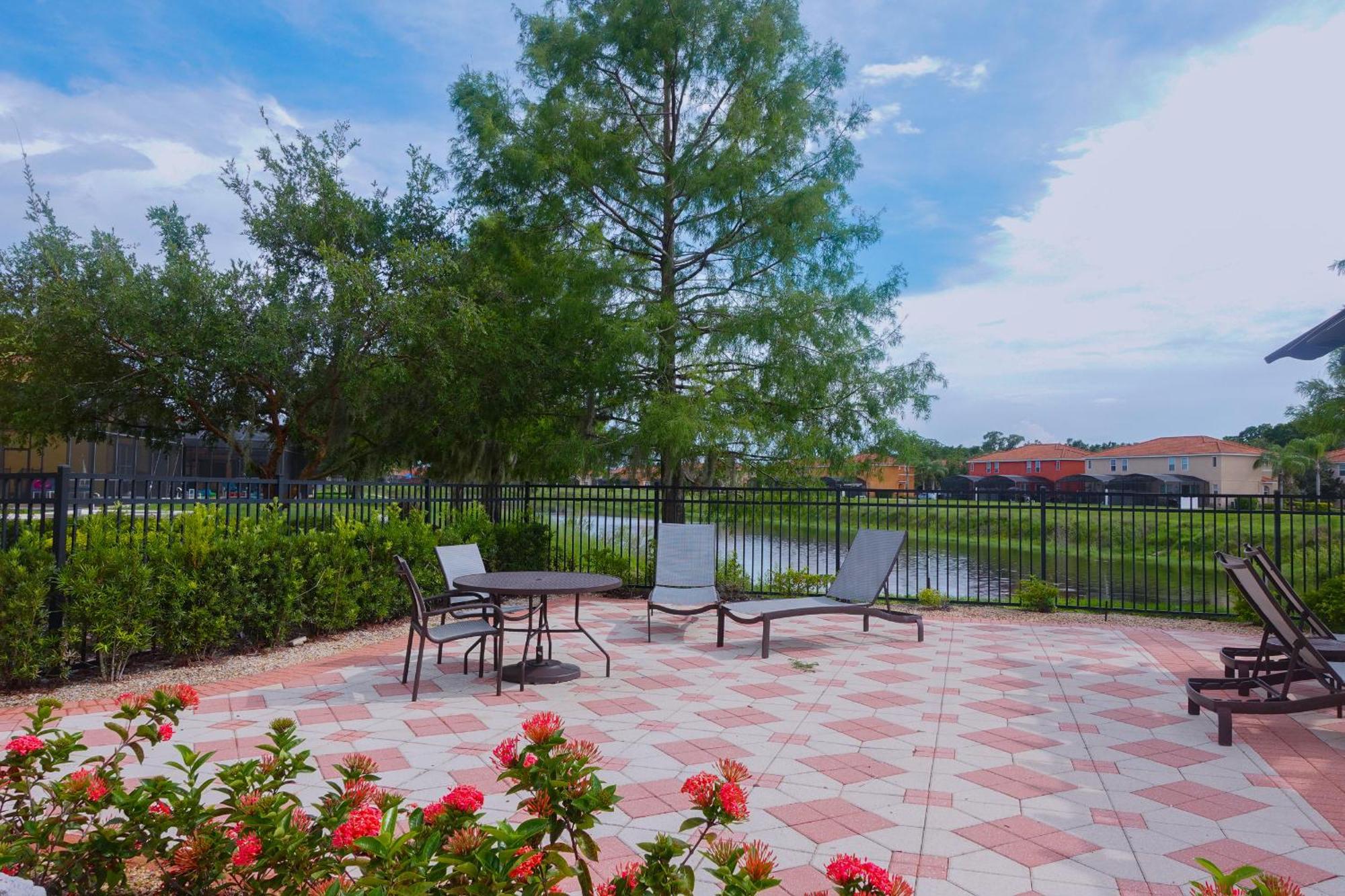 Waterfront Brand New Modern Luxury 8 Bedroom Pool House! Sleeps 16 Villa Kissimmee