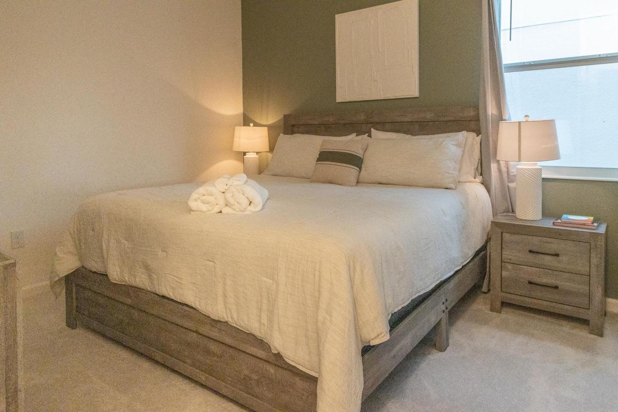Villa Waterfront Brand New Modern Luxury 8 Bedroom Pool House! Sleeps 16