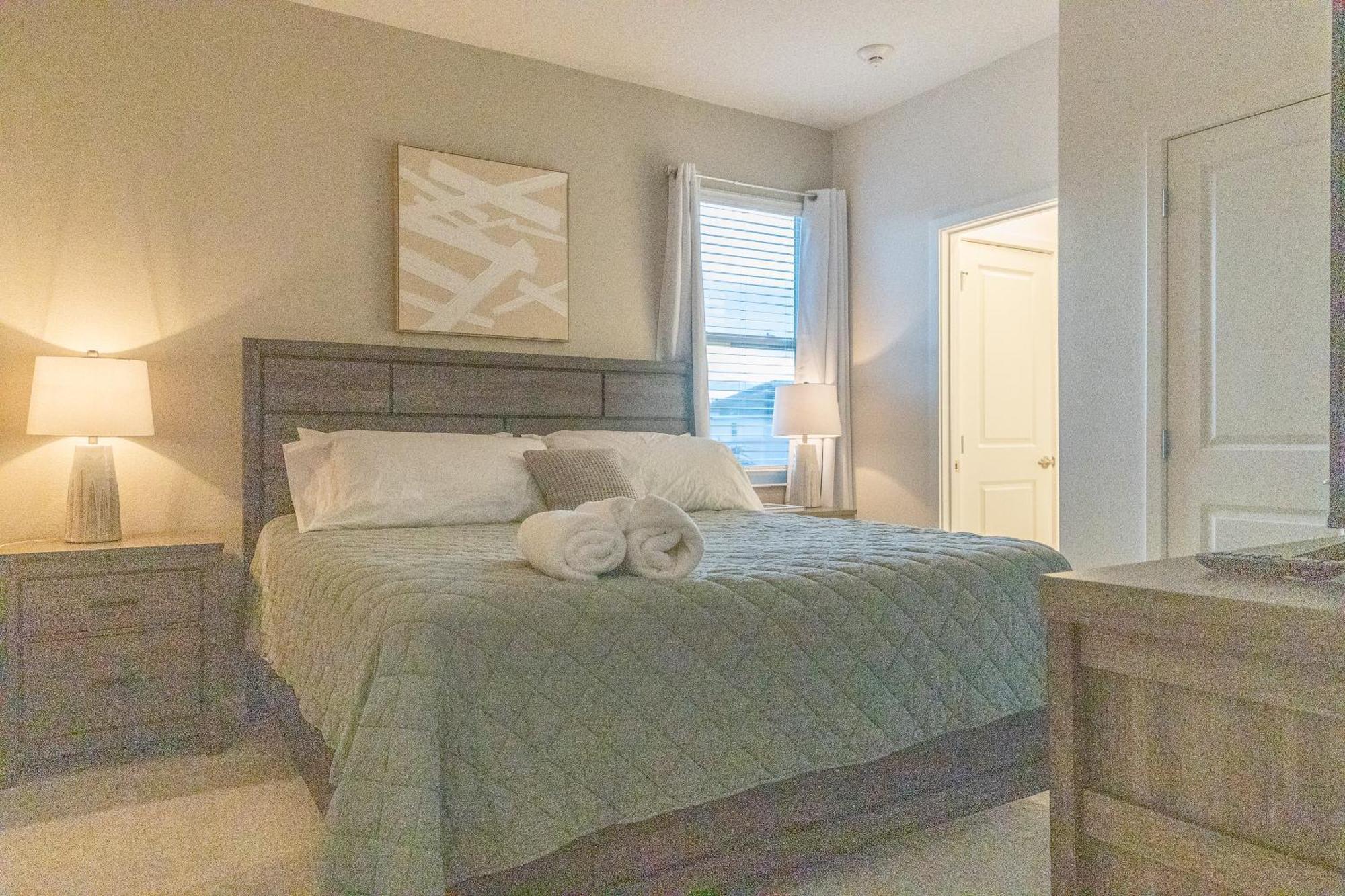 Villa Waterfront Brand New Modern Luxury 8 Bedroom Pool House! Sleeps 16